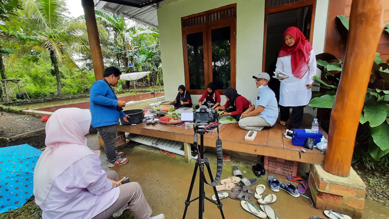 MENGEMAS CONTENT MARKETING UNTUK PRODUK LOKAL DALAM ERA DIGITAL DI DESA CIAMPEA UDIK KABUPATEN BOGOR (TAHUN 2022)