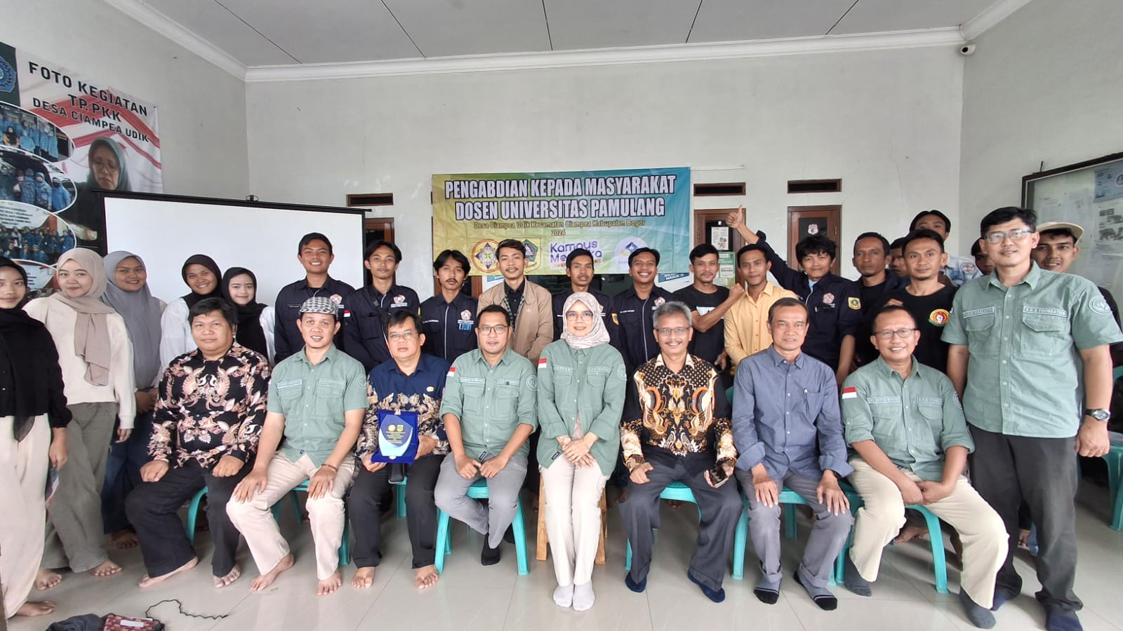 PENGUATAN KAPASITAS MANAJERIAL DAN KOMUNIKASI DIGITAL UNTUK MEMBANGUN MEDIA ONLINE MICRO SMALL AND MEDIUM ENTERPRISES PADA GEN Z DI DESA CIAMPEA UDIK KECAMATAN CIAMPE KABUPATEN BOGOR (TAHUN 2023)